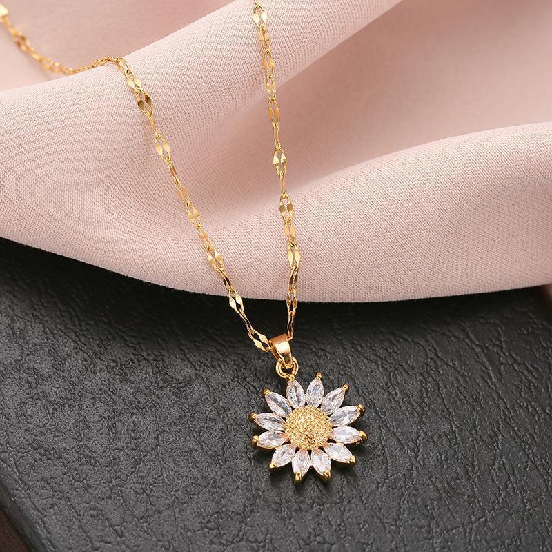 Retro Daisy Necklace