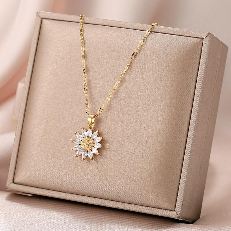 Retro Daisy Necklace