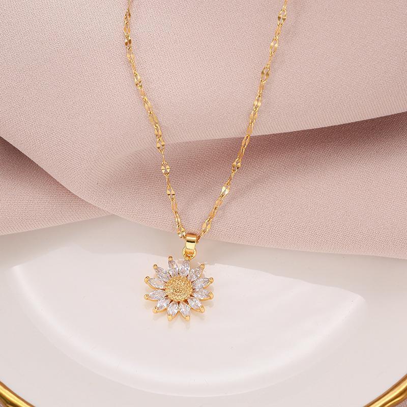 Retro Daisy Necklace