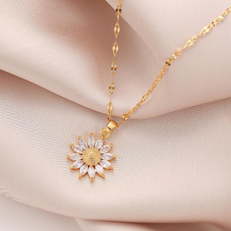 Retro Daisy Necklace